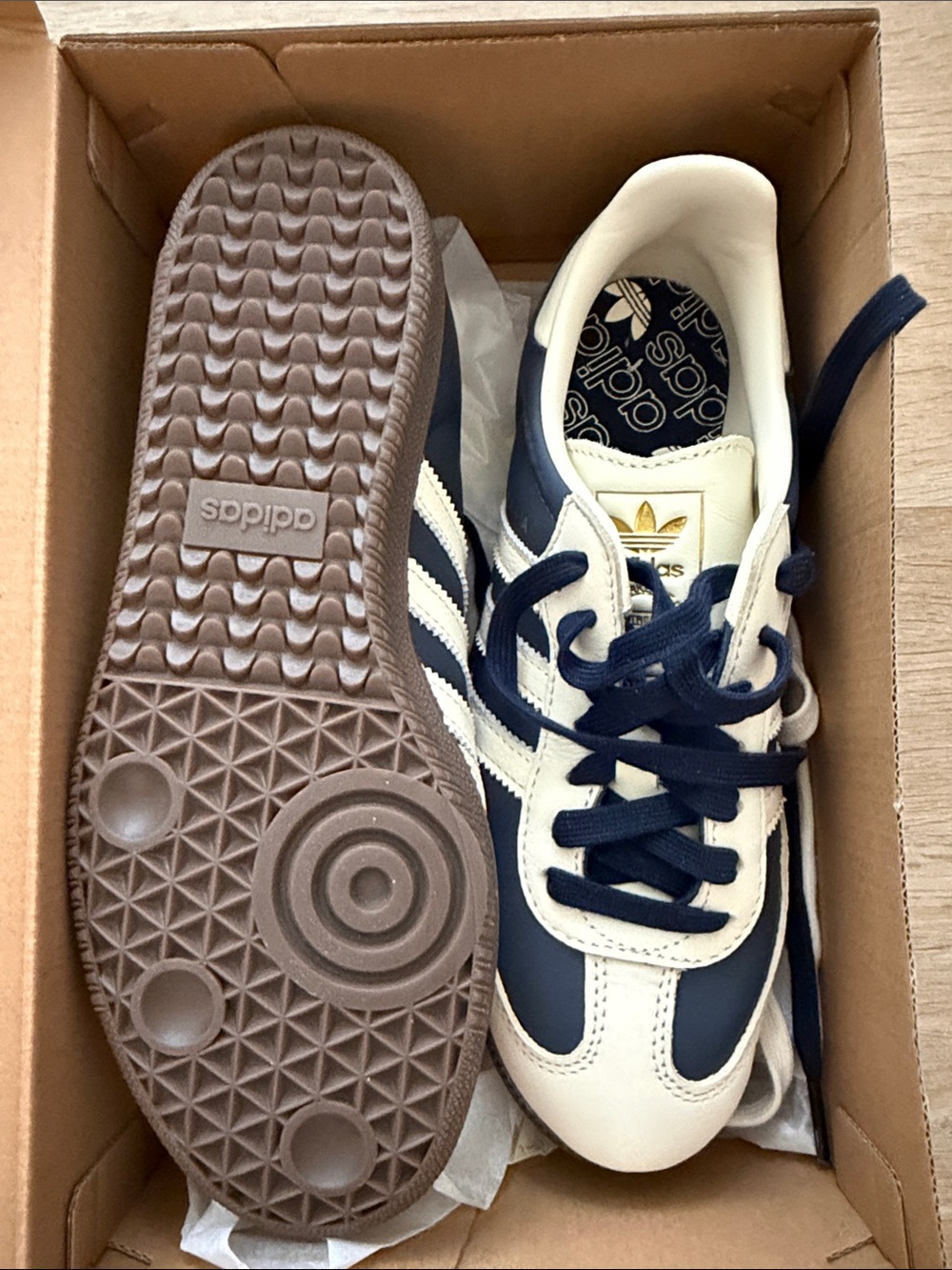 NWT adidas Samba Leather Sneakers in Navy and Cream - Picture 3 of 3